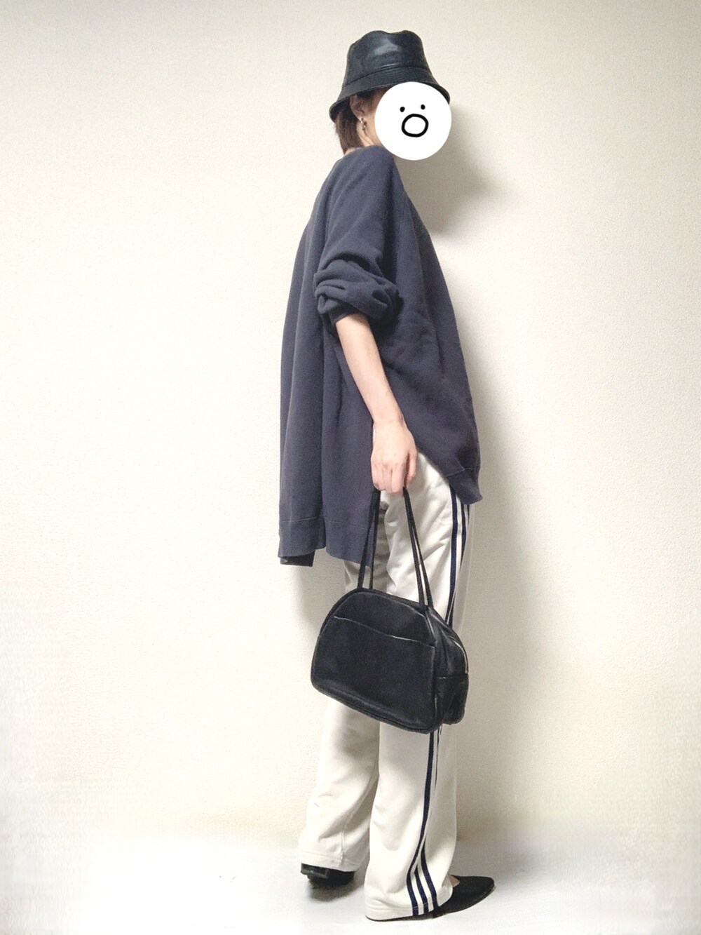 ブラック系のその他シューズ、ベージュ系のその他パンツ、ブラック系のトートバッグを着用したレディースの春コーディネートの2枚目の写真