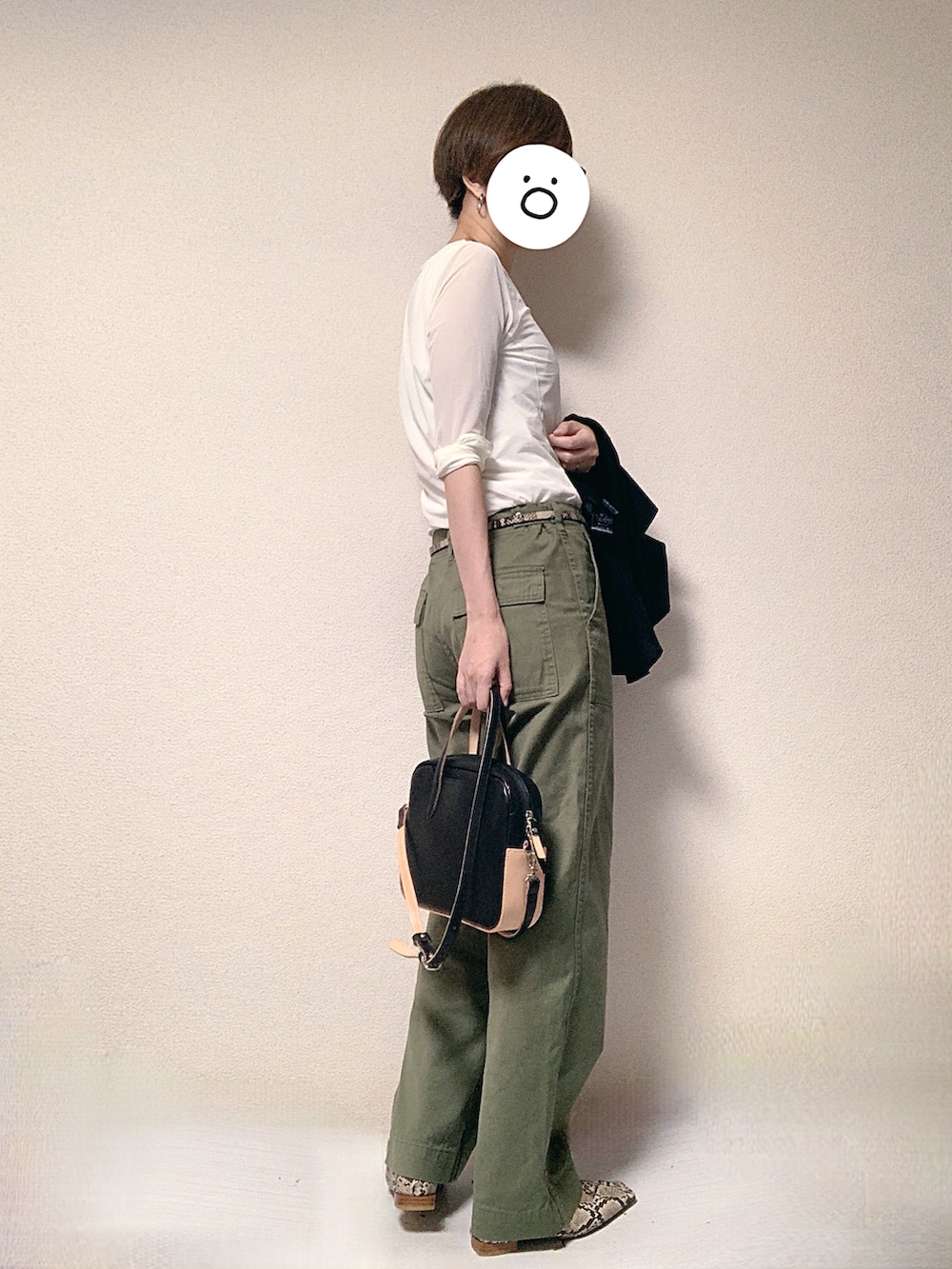 ホワイト系のTシャツ/カットソー、ブラック系のテーラードジャケット、グリーン系のその他パンツを着用したレディースの秋コーディネートの2枚目の写真