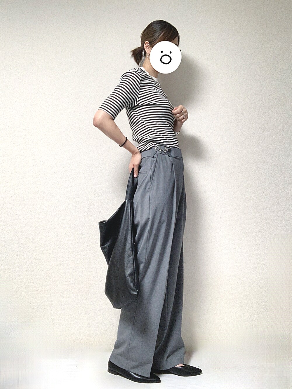 ホワイト系のTシャツ/カットソー、グレー系のスラックス、ブラック系のトートバッグを着用したレディースの夏コーディネートの2枚目の写真