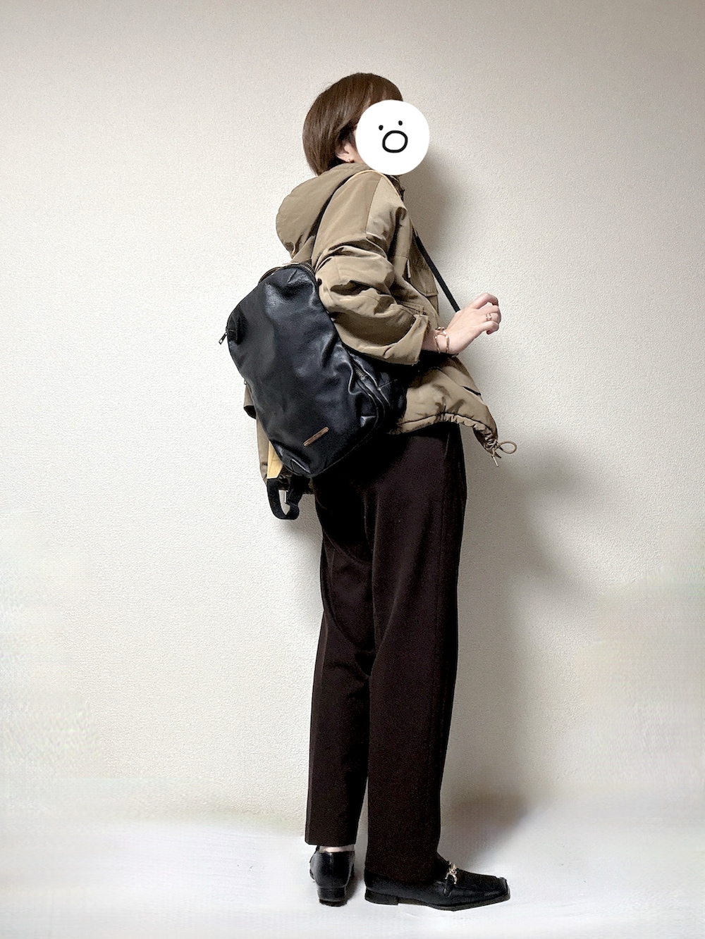 ブラック系のローファー、ベージュ系のブルゾン、ブラウン系のスラックスを着用したレディースの冬コーディネートの2枚目の写真