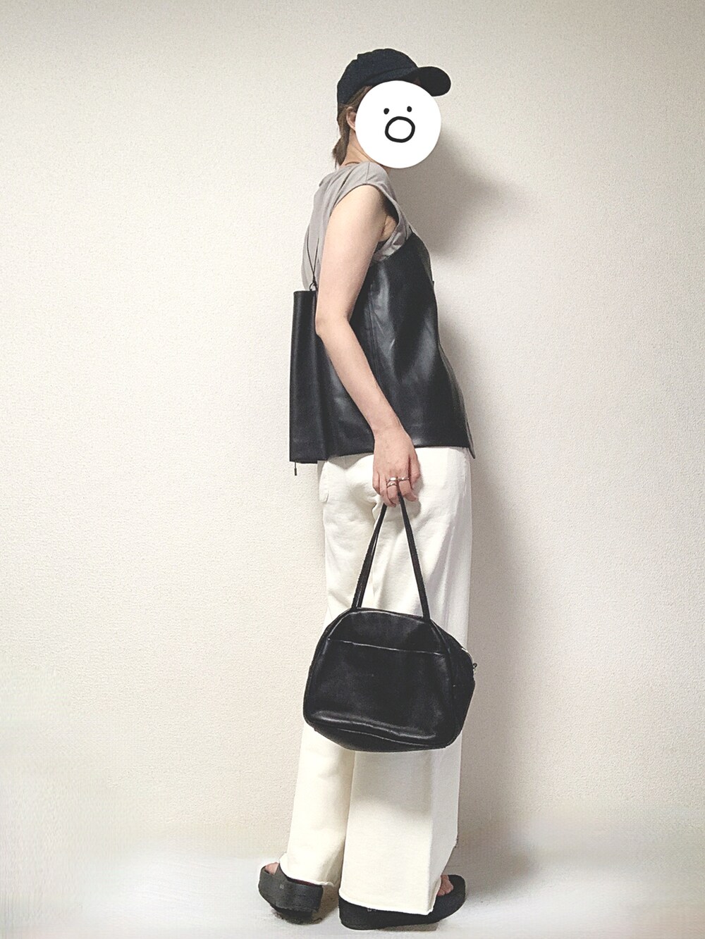 グレー系のTシャツ/カットソー、ブラック系のキャミソール、ブラック系のトートバッグを着用したレディースの夏コーディネートの2枚目の写真