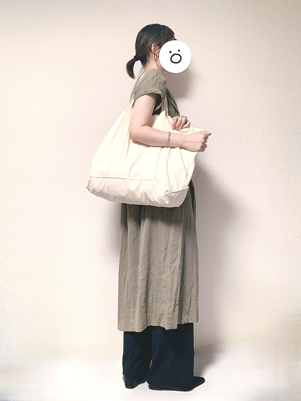 グリーン系のシャツワンピース、ブラック系のチューブトップ、ホワイト系のトートバッグを着用したレディースの夏コーディネートの2枚目の写真