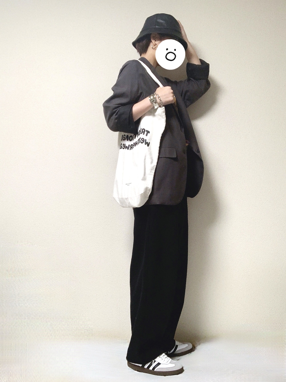 ホワイト系のスニーカー、ブラック系のその他パンツ、グレー系のテーラードジャケットを着用したレディースの春コーディネートの2枚目の写真