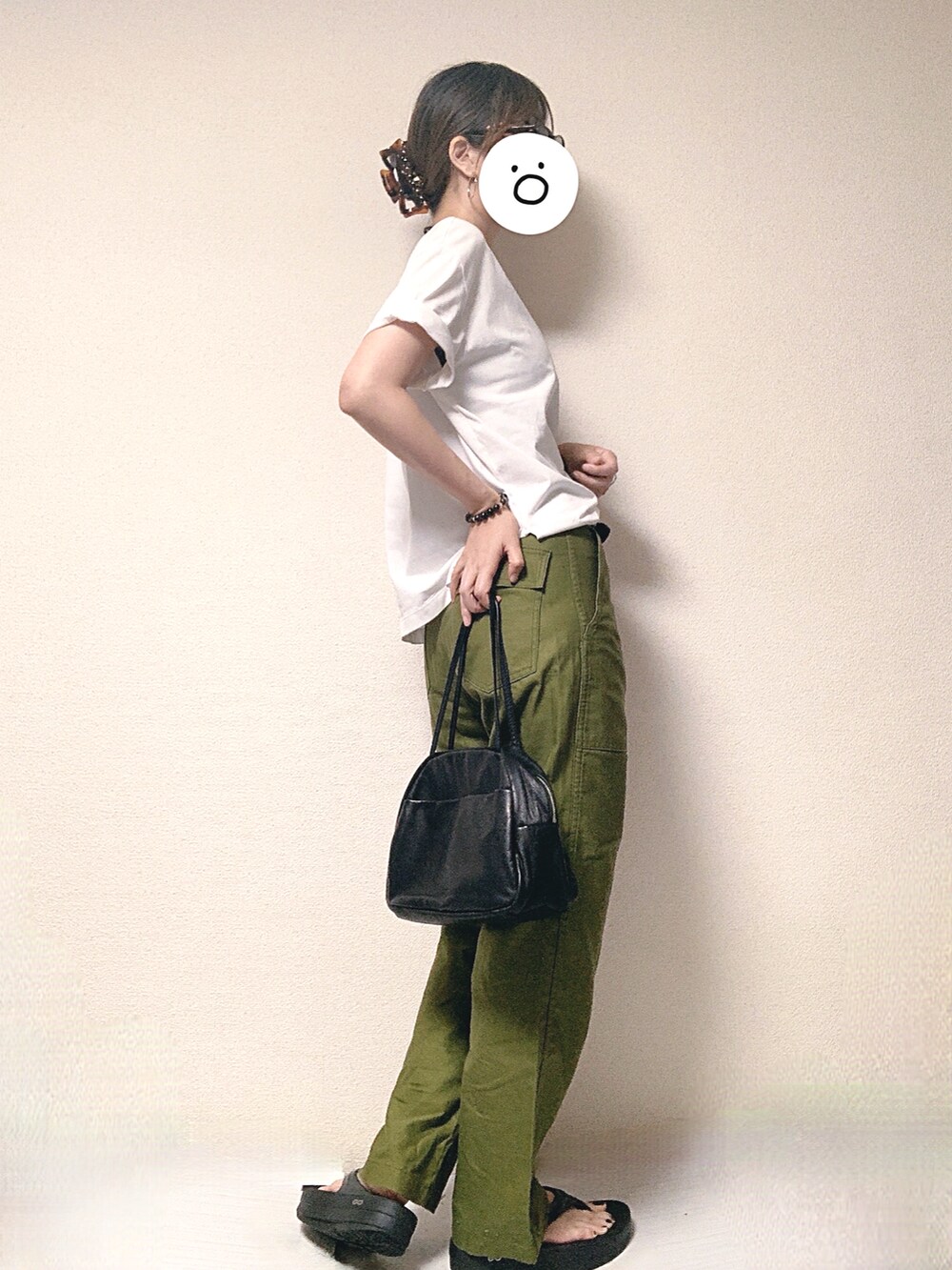 ホワイト系のTシャツ/カットソー、グリーン系のその他パンツ、ブラック系のトートバッグを着用したレディースの秋コーディネートの2枚目の写真