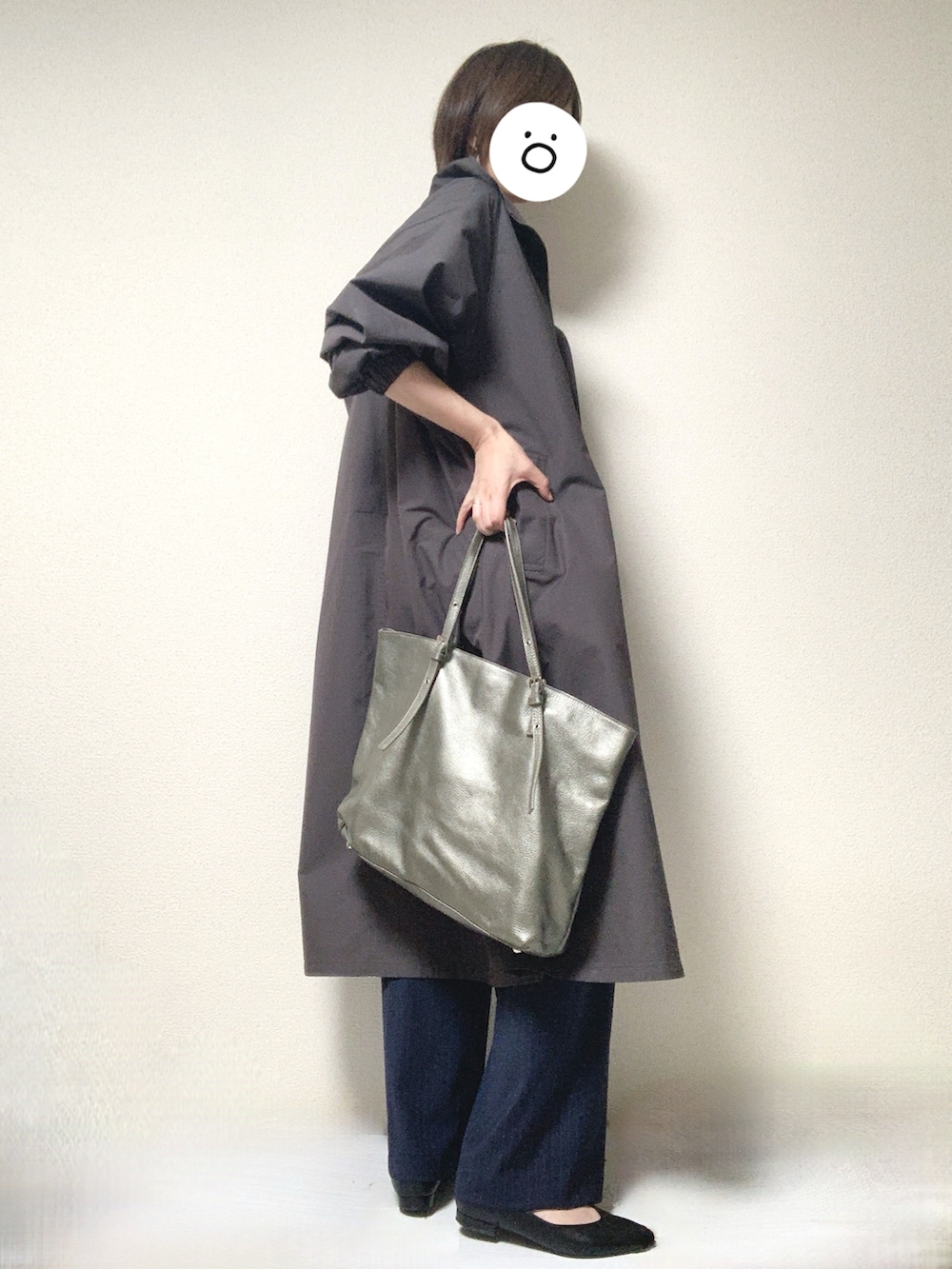 ブラック系のその他シューズ、シルバー系のトートバッグ、グレー系のダウンジャケット/コートを着用したレディースの春コーディネートの2枚目の写真