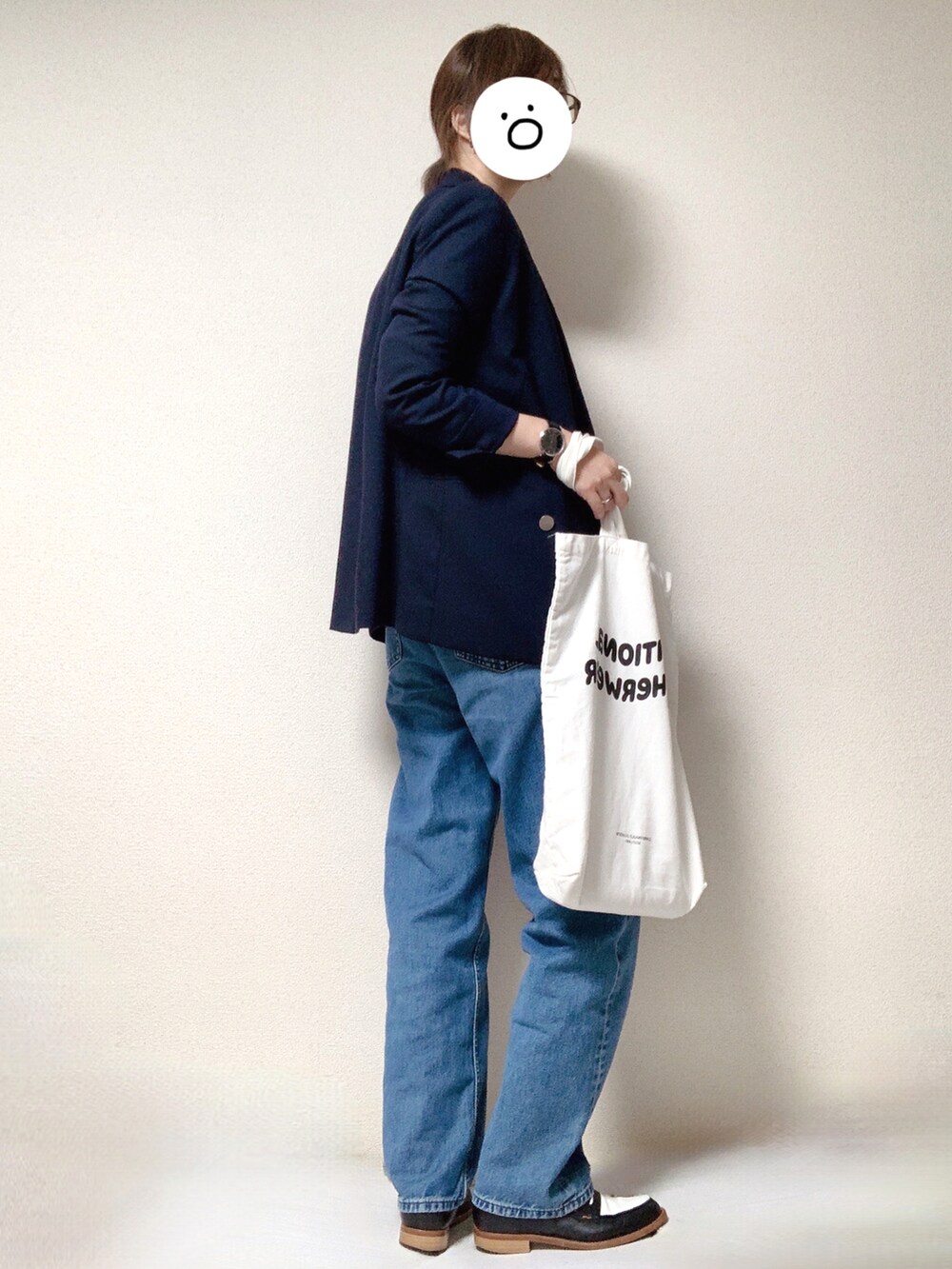 その他のローファー、ブルー系のデニムパンツ、ホワイト系のトートバッグを着用したレディースの秋コーディネートの2枚目の写真