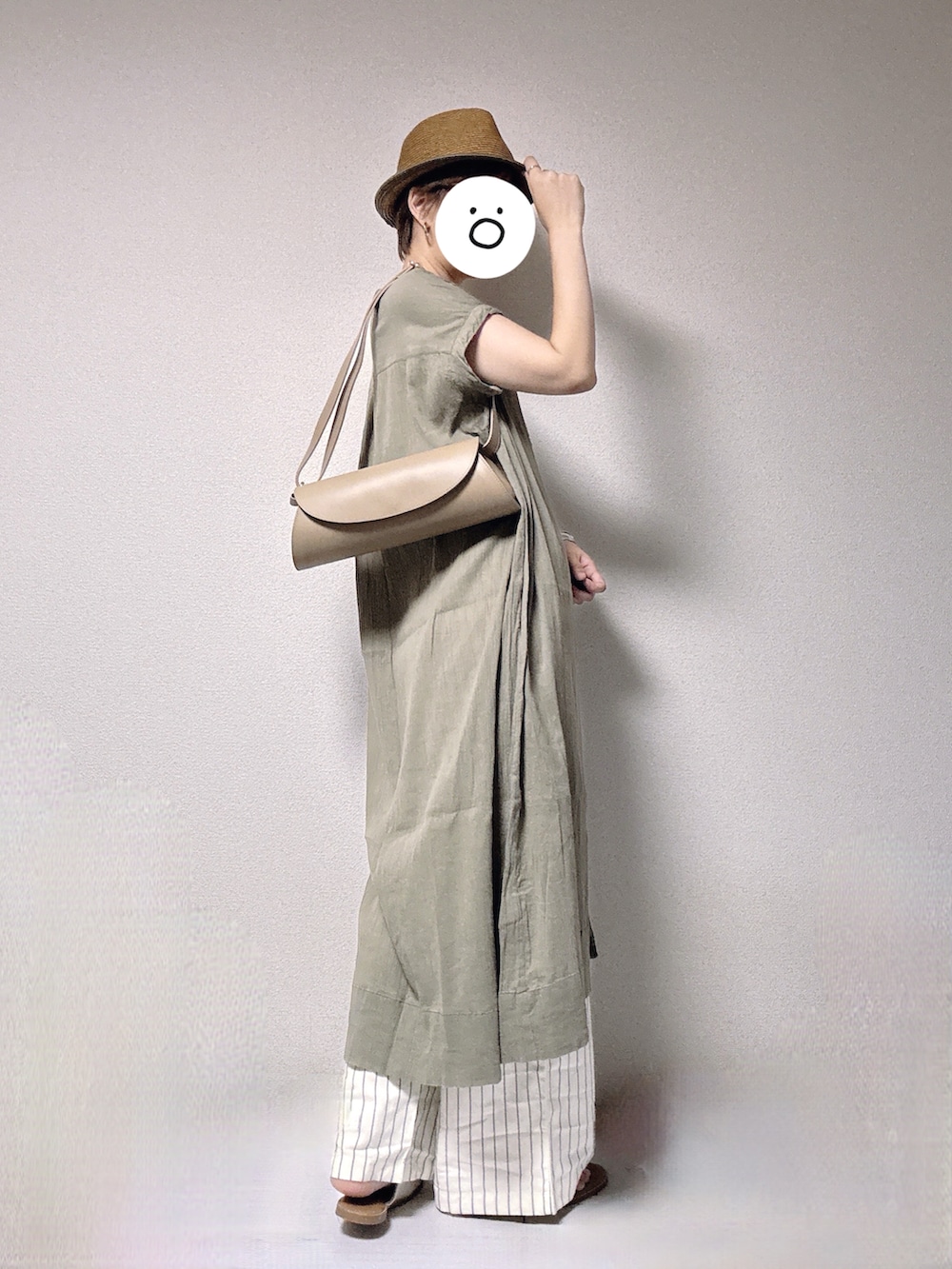 ベージュ系のショルダーバッグ、グリーン系のシャツワンピース、ホワイト系のその他パンツを着用したレディースの夏コーディネートの2枚目の写真