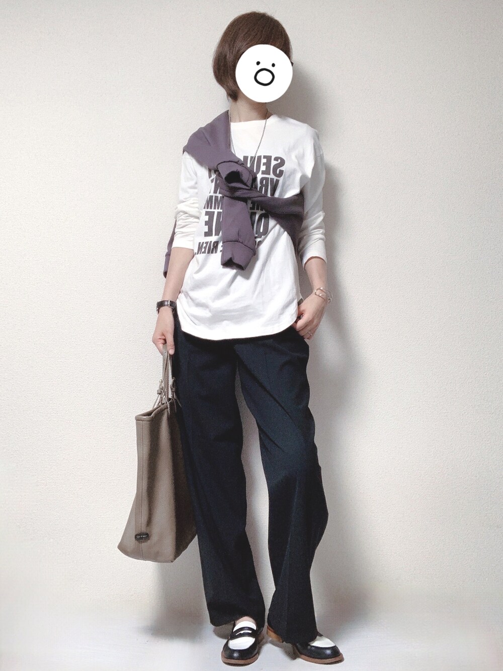 ブラウン系のトートバッグ、その他のローファー、グレー系のTシャツ/カットソーを着用したレディースの秋コーディネートの2枚目の写真