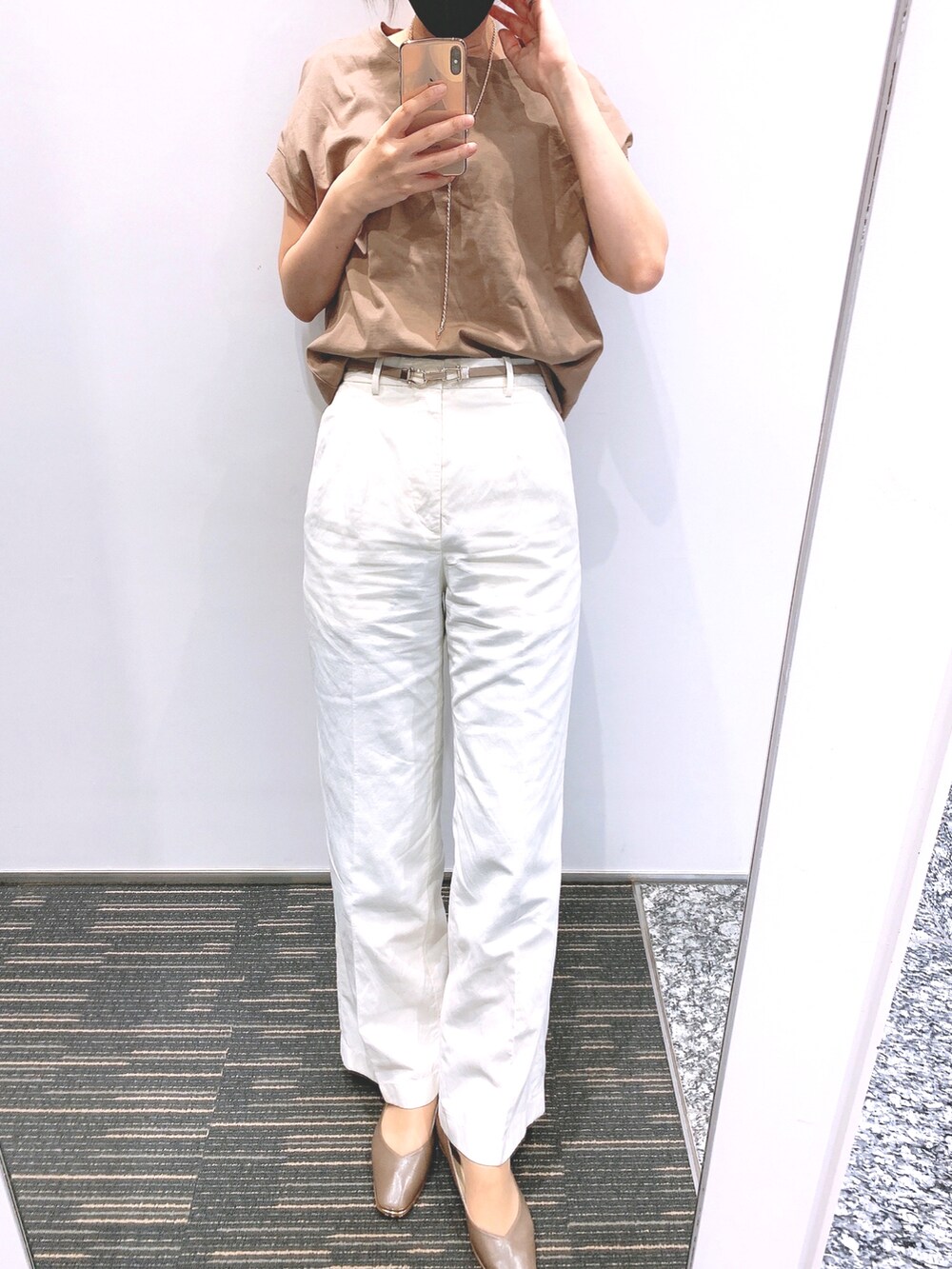 ブラウン系のTシャツ/カットソー、ホワイト系のその他パンツ、ブラウン系のパンプスを着用したレディースの夏コーディネートの2枚目の写真