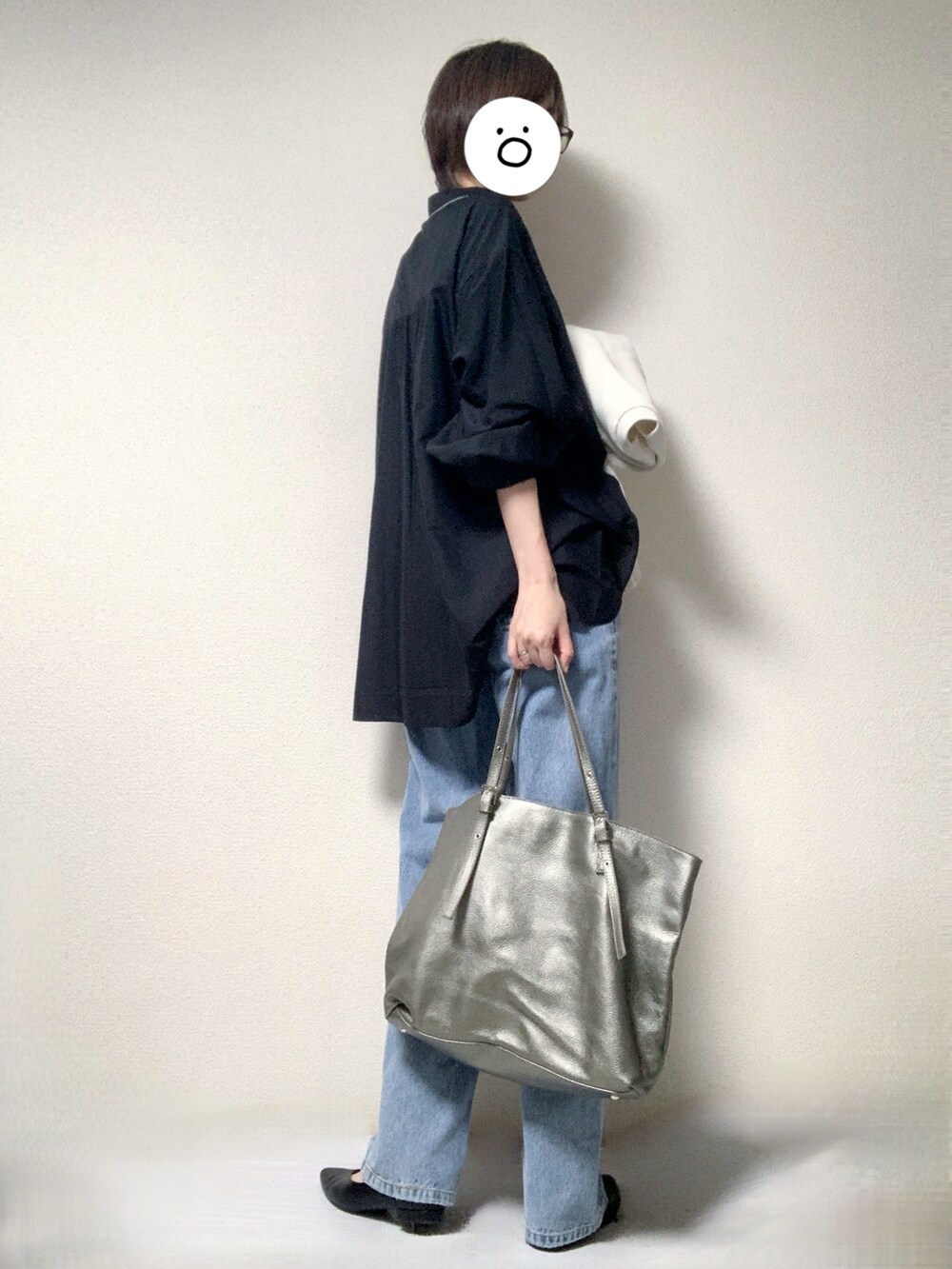 ブラック系のその他シューズ、シルバー系のトートバッグ、ブルー系のデニムパンツを着用したレディースの春コーディネートの2枚目の写真