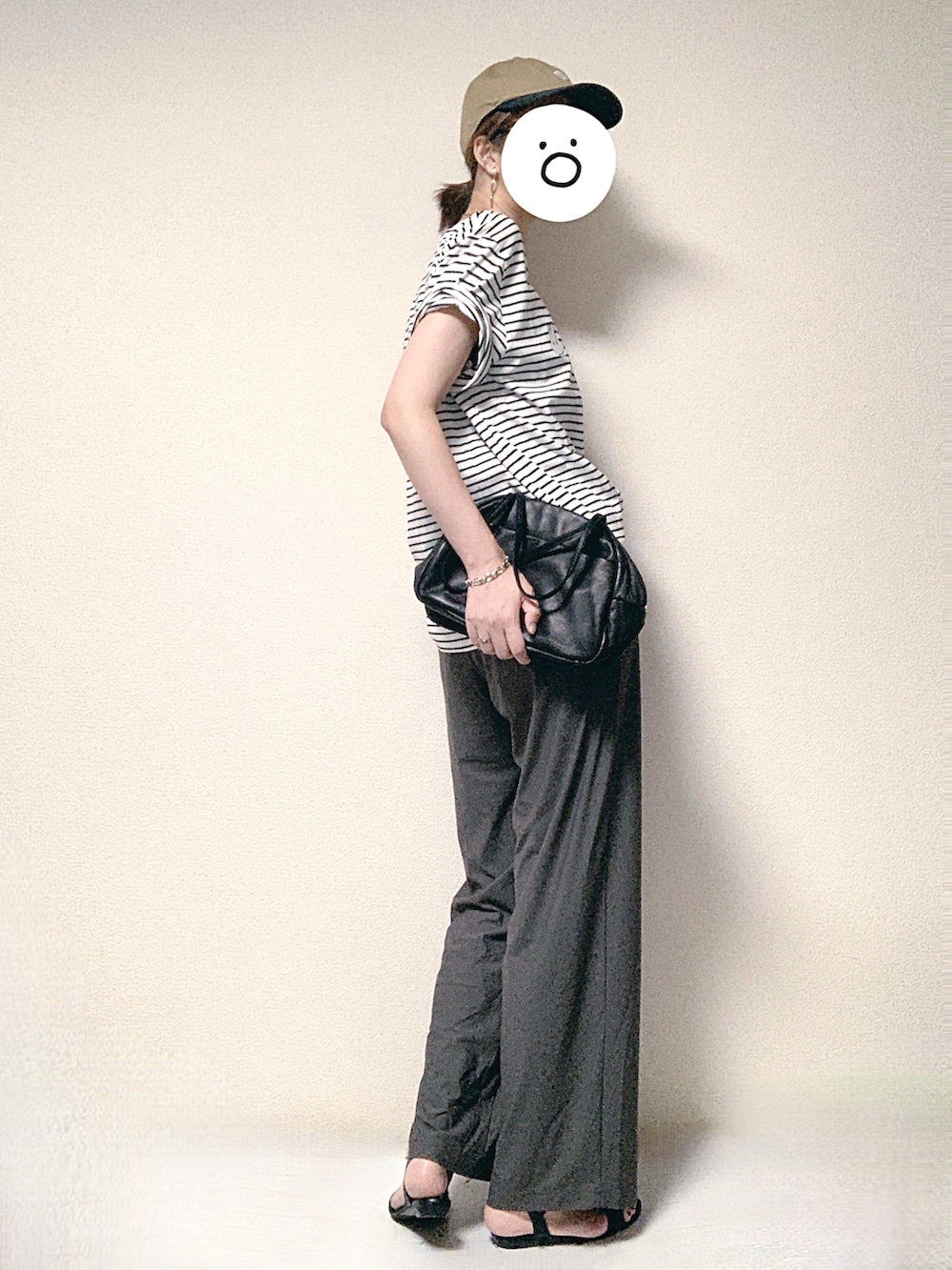 ホワイト系のTシャツ/カットソー、ブラック系のトートバッグ、ブラック系のサンダルを着用したレディースの夏コーディネートの2枚目の写真