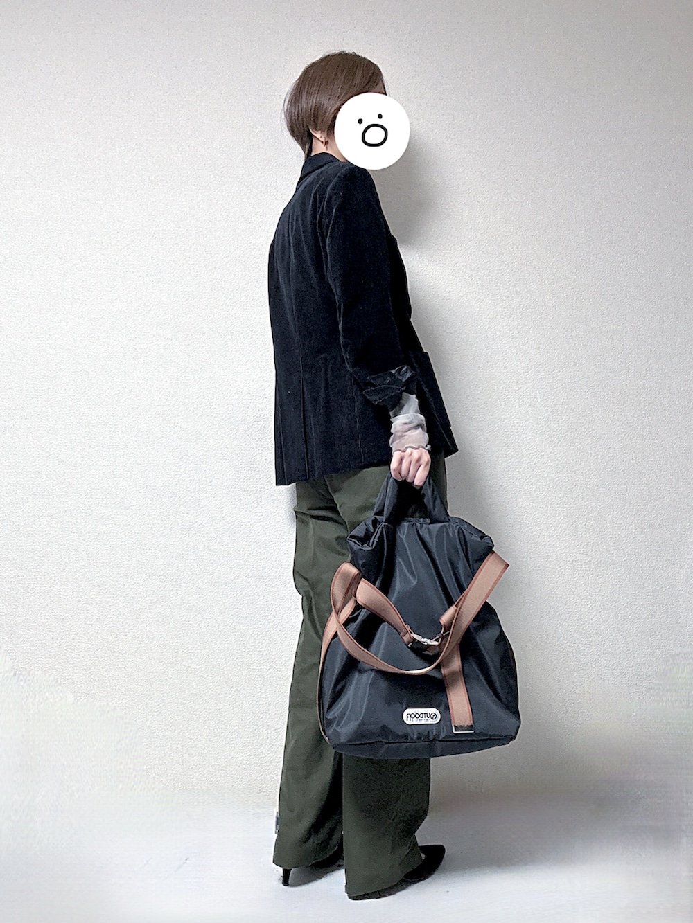 グレー系のTシャツ/カットソー、ブラック系のトートバッグ、ブラック系のパンプスを着用したレディースの秋コーディネートの2枚目の写真