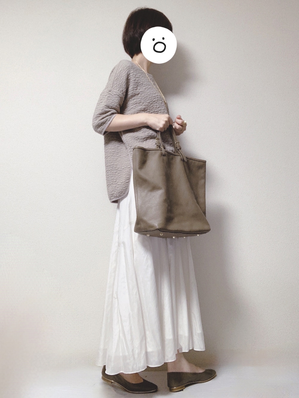 ブラウン系のトートバッグ、ホワイト系のスカート、ベージュ系のその他トップスを着用したレディースの秋コーディネートの2枚目の写真