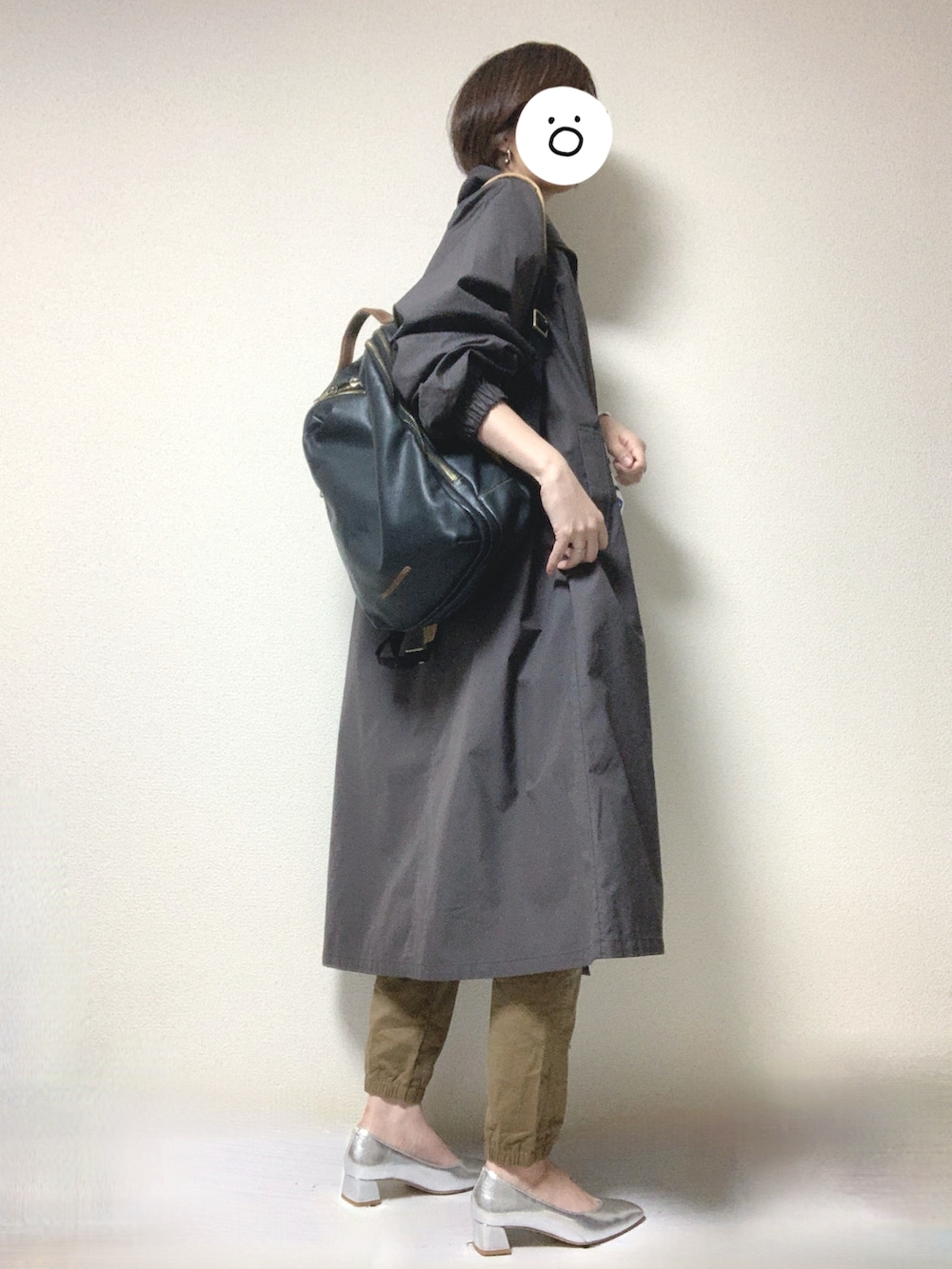 シルバー系のパンプス、ブラック系のバックパック/リュック、ブラウン系のカーゴパンツを着用したレディースの春コーディネートの2枚目の写真