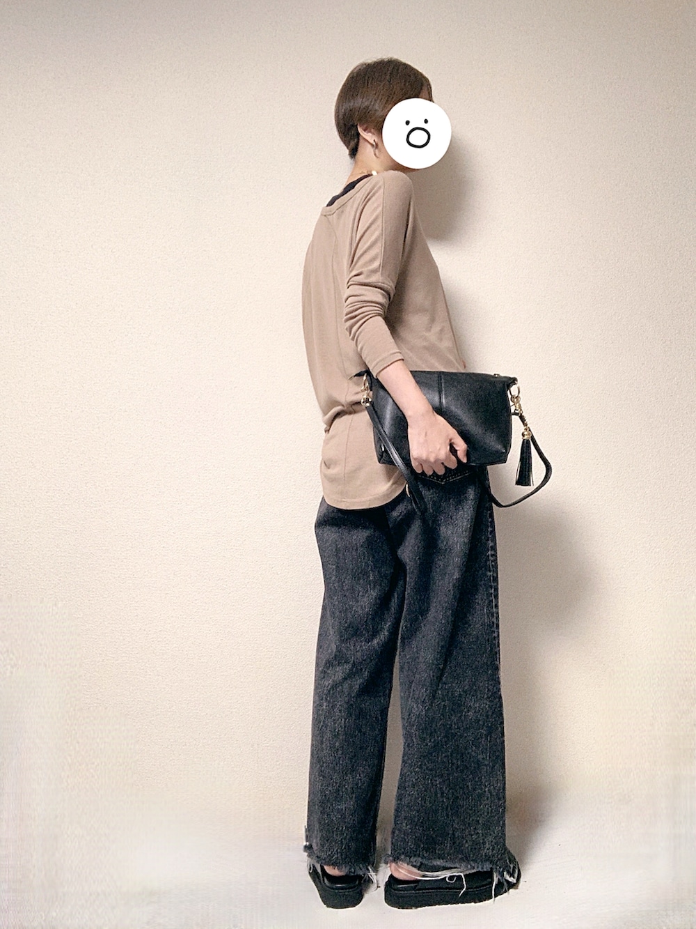 ブラウン系のTシャツ/カットソー、ブラック系のタンクトップ、ブラック系のショルダーバッグを着用したレディースの秋コーディネートの2枚目の写真