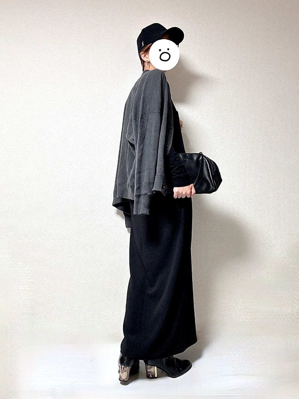 グレー系のカーディガン/ボレロ、ブラック系のTシャツ/カットソー、ブラック系のワンピースを着用したレディースの秋コーディネートの2枚目の写真