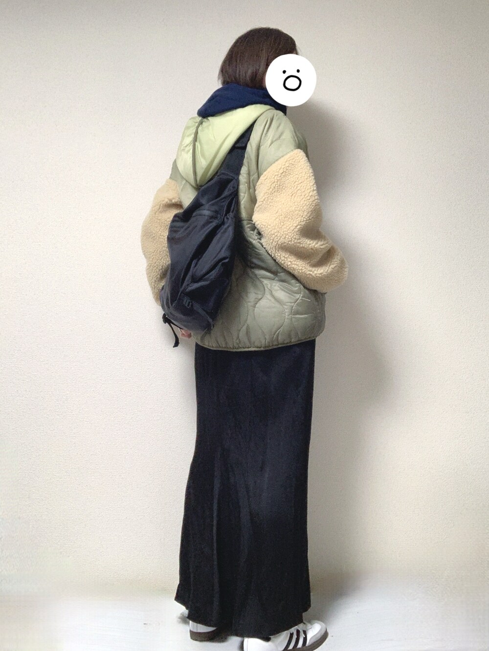 ホワイト系のスニーカー、ブラック系のスカート、ブラック系のボディバッグ/ウエストポーチを着用したレディースの春コーディネートの2枚目の写真