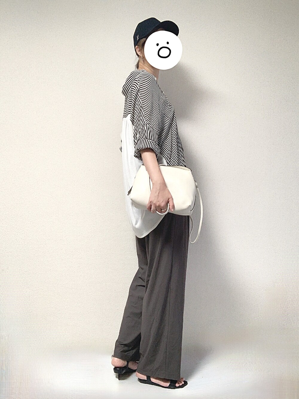 グレー系のその他パンツ、ホワイト系のショルダーバッグ、ブラック系のサンダルを着用したレディースの夏コーディネートの2枚目の写真