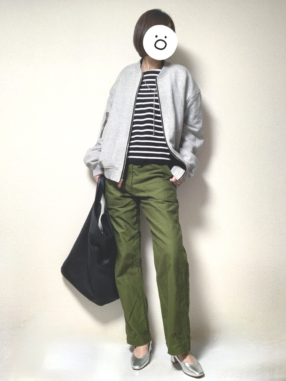 シルバー系のパンプス、ブラック系のトートバッグ、グリーン系のその他パンツを着用したレディースの冬コーディネートの2枚目の写真