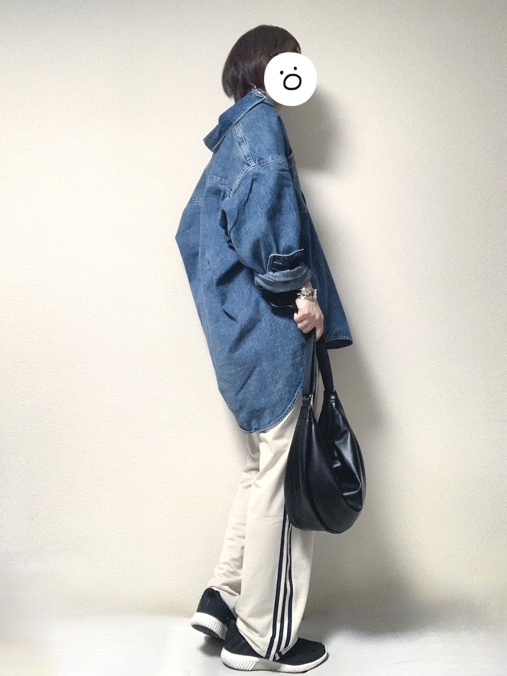 ブラック系のスニーカー、ベージュ系のその他パンツ、ブラック系のショルダーバッグを着用したレディースの春コーディネートの2枚目の写真