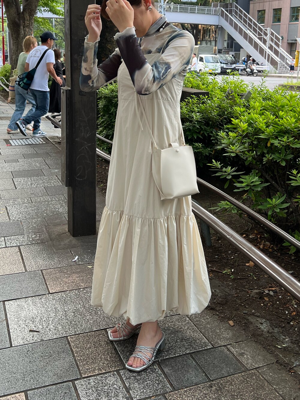 ホワイト系のショルダーバッグ、ホワイト系のワンピース、シルバー系のその他シューズを着用したレディースの夏コーディネートの3枚目の写真