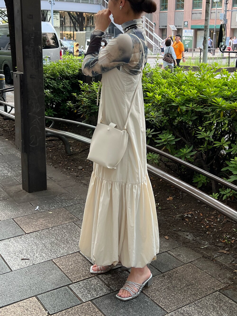 ホワイト系のショルダーバッグ、ホワイト系のワンピース、シルバー系のその他シューズを着用したレディースの夏コーディネートの2枚目の写真