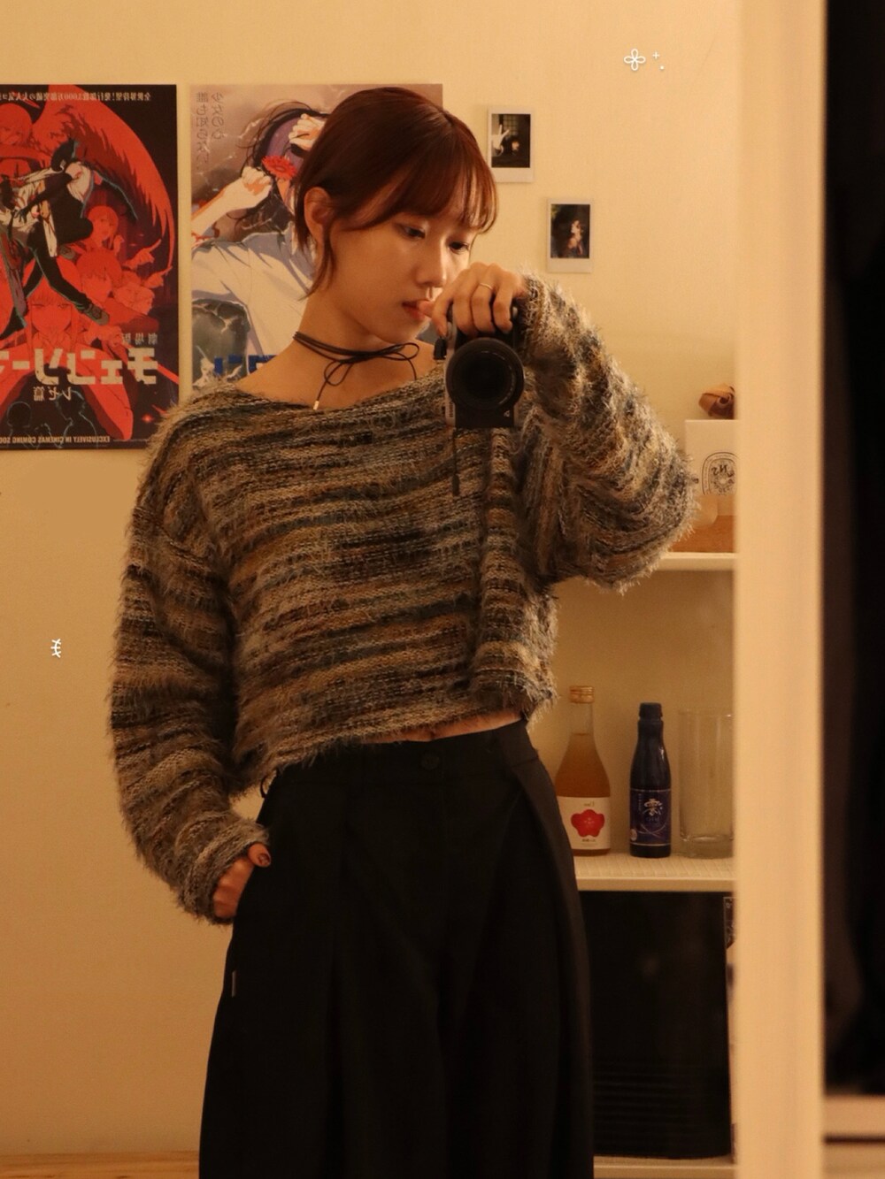 ブラック系のスラックス、グリーン系のニット/セーターを着用したレディースの秋コーディネートの2枚目の写真