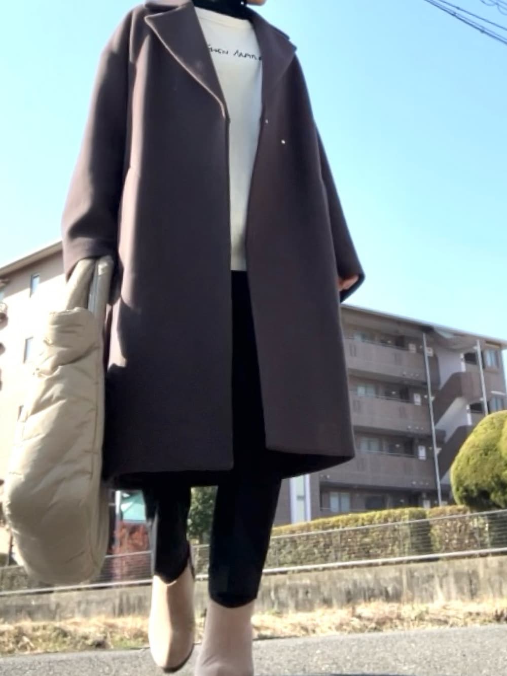 グレー系のその他アウター、その他のニット/セーター、ブラック系のパンツを着用したレディースの冬コーディネートの4枚目の写真