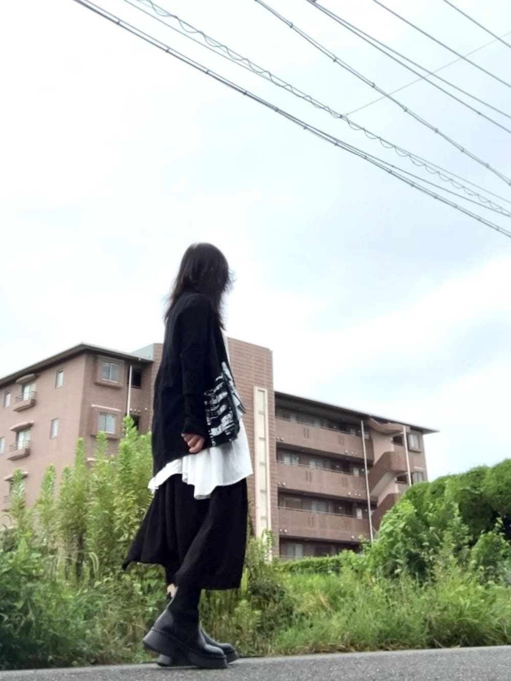 ブラック系のカーディガン/ボレロ、ブラック系のパンツ、ブラック系のブーツを着用したレディースの秋コーディネートの4枚目の写真