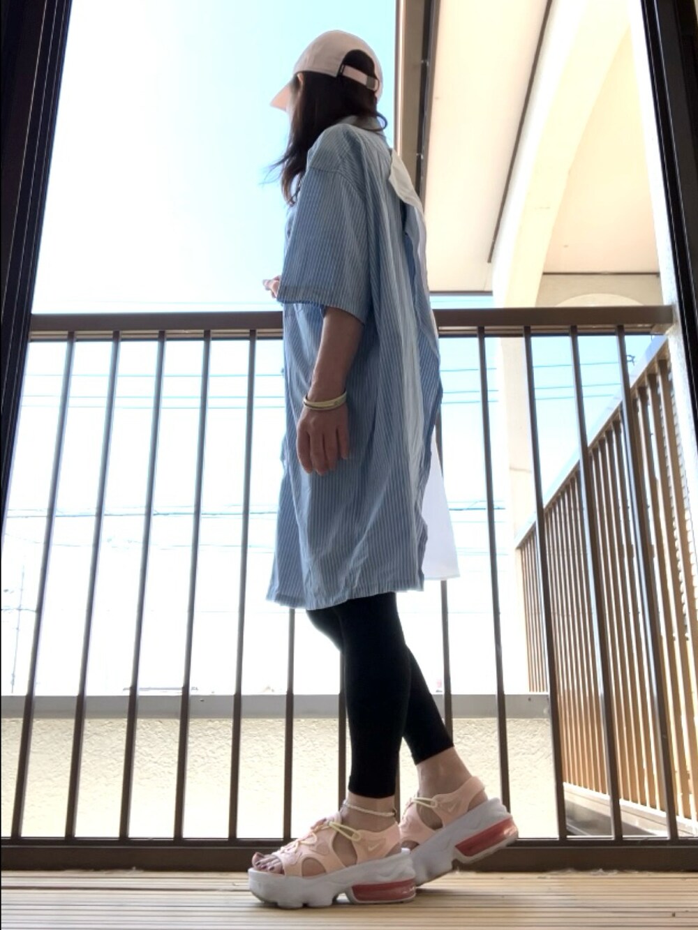 ホワイト系のシャツ/ブラウス、ピンク系のサンダル、ブラック系のレギンス/スパッツを着用したレディースの春コーディネートの4枚目の写真