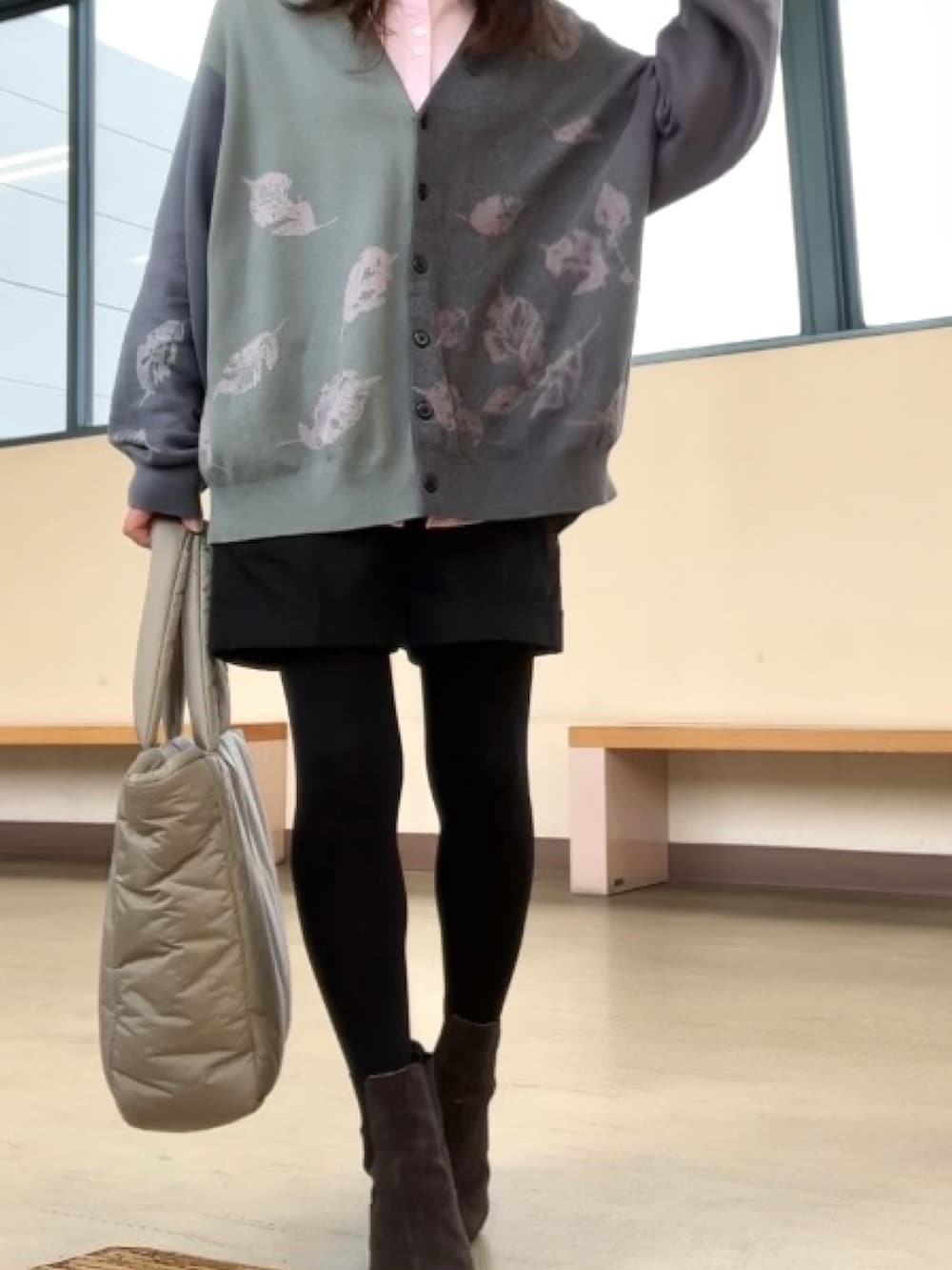 ピンク系のシャツ/ブラウス、グリーン系のカーディガン/ボレロ、ブラック系のパンツを着用したレディースの冬コーディネートの4枚目の写真