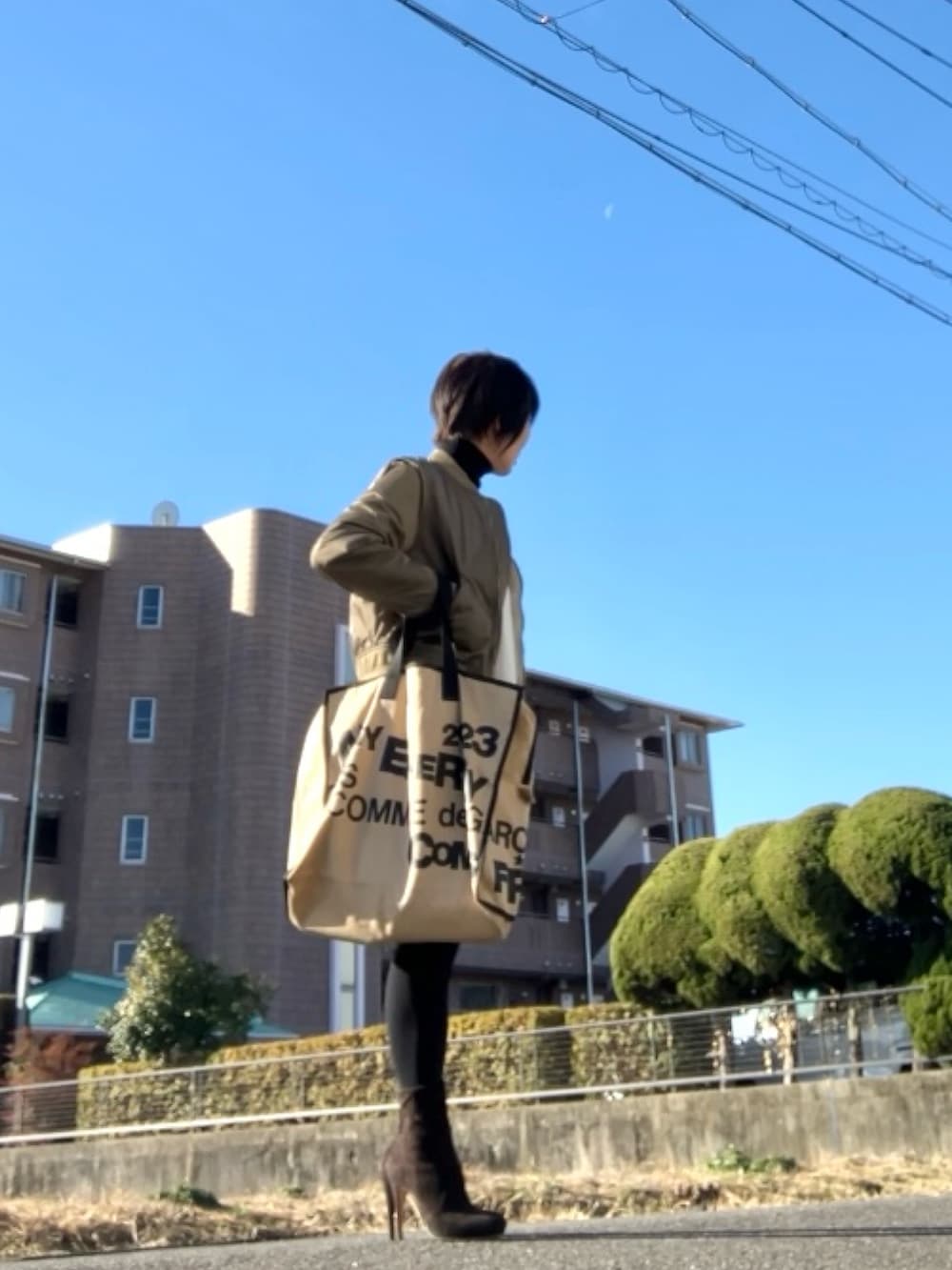 グリーン系のMA-1、その他のニット/セーター、ブラック系のパンツを着用したレディースの冬コーディネートの3枚目の写真