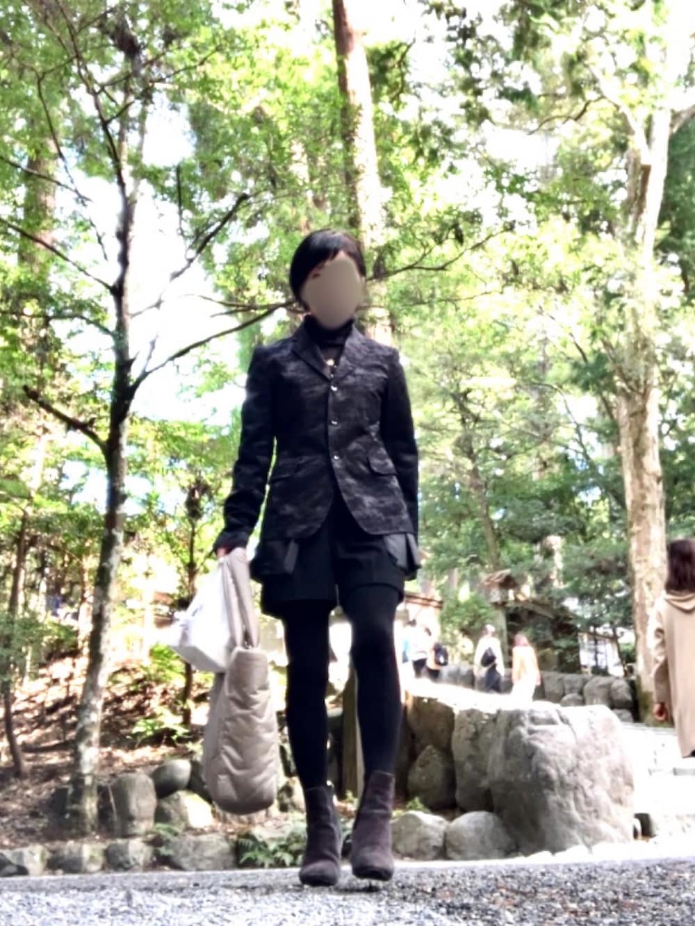 ブラック系のテーラードジャケット、ブラック系のパンツ、グレー系のブーツを着用したレディースの秋コーディネートの2枚目の写真