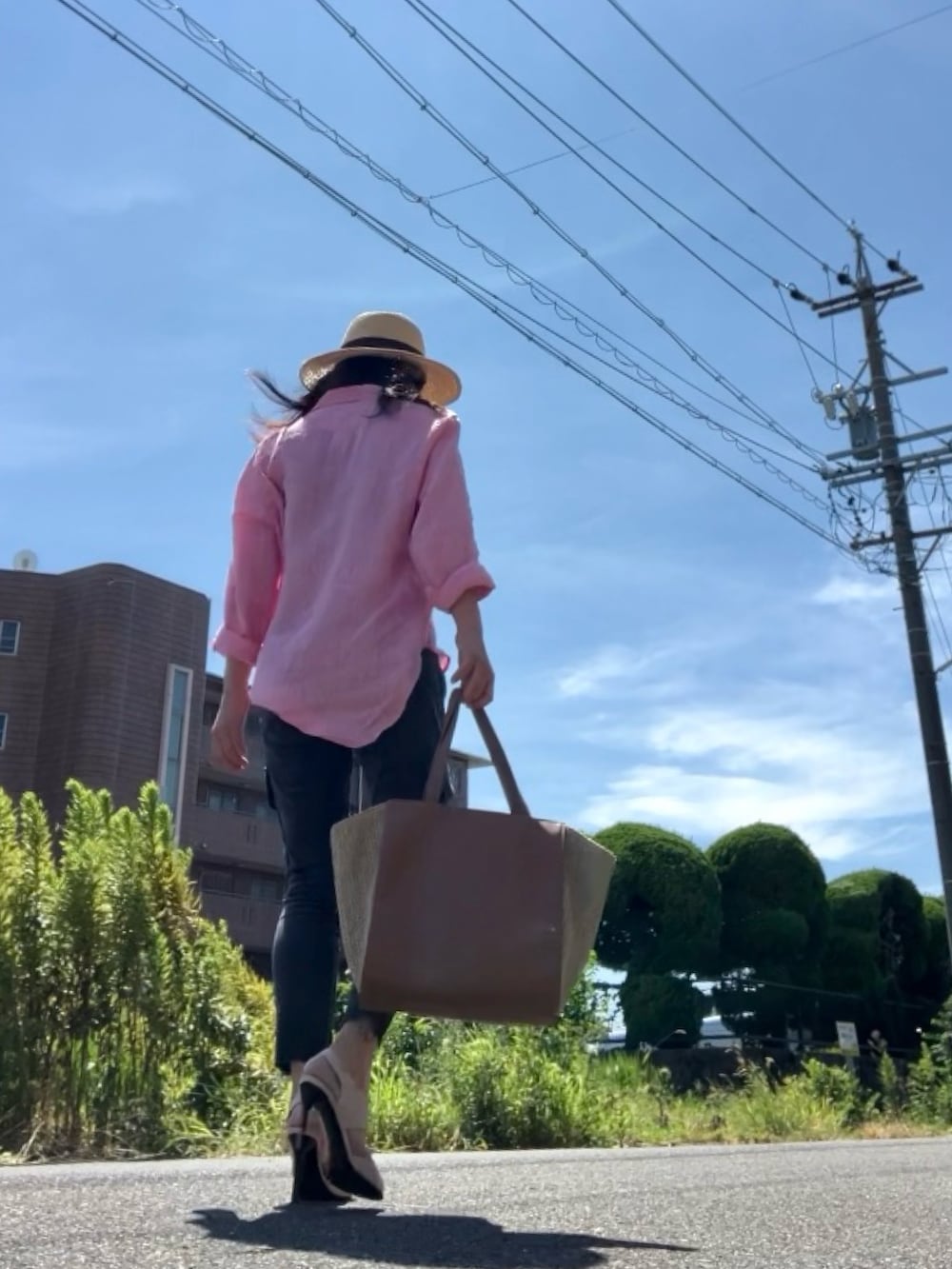 レッド系のシャツ/ブラウス、ブラック系のカーゴパンツ、ピンク系のパンプスを着用したレディースの秋コーディネートの3枚目の写真