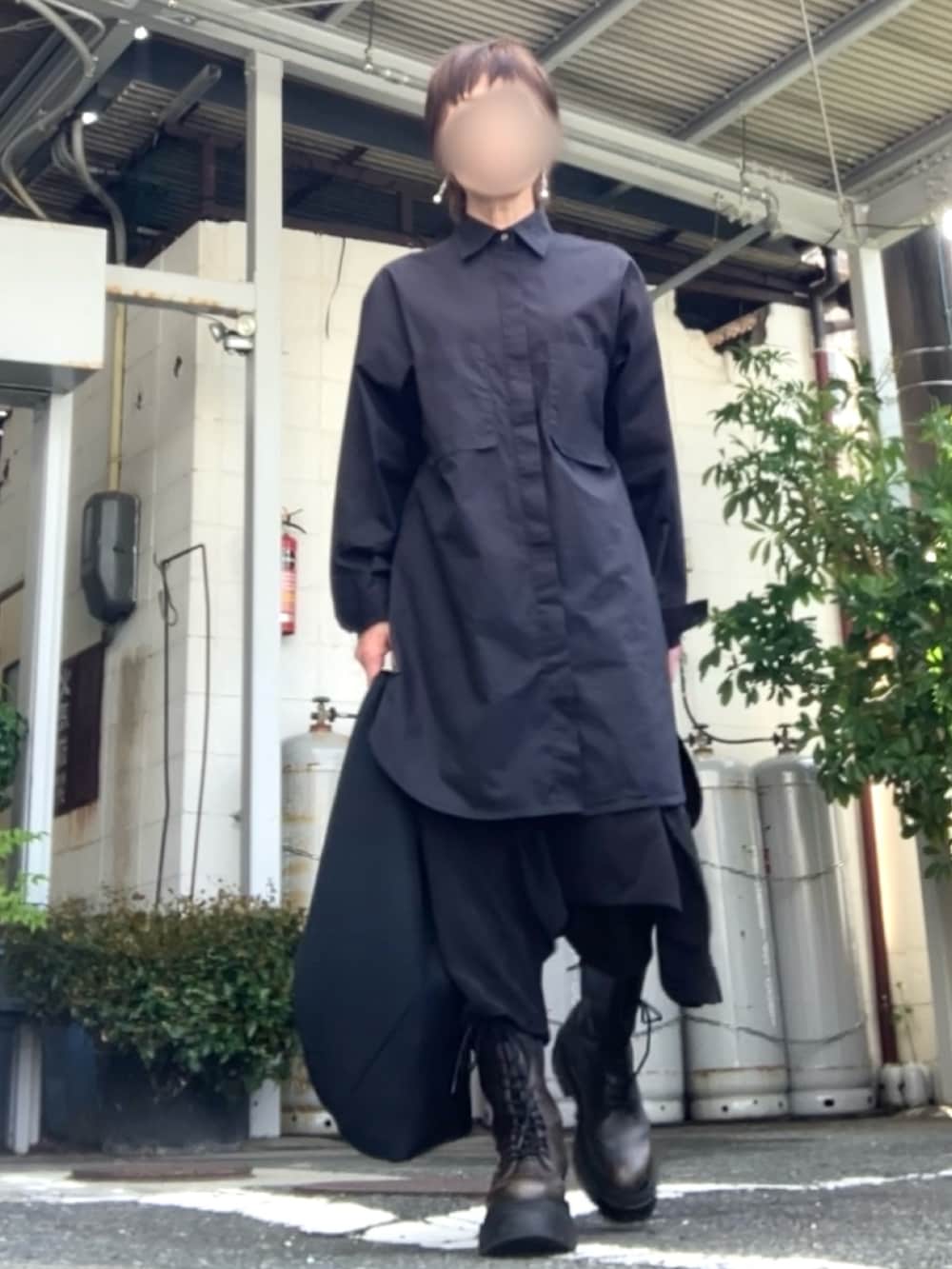 ブラック系のシャツ/ブラウス、ブラック系のパンツ、ブラウン系のブーツを着用したレディースの春コーディネートの3枚目の写真