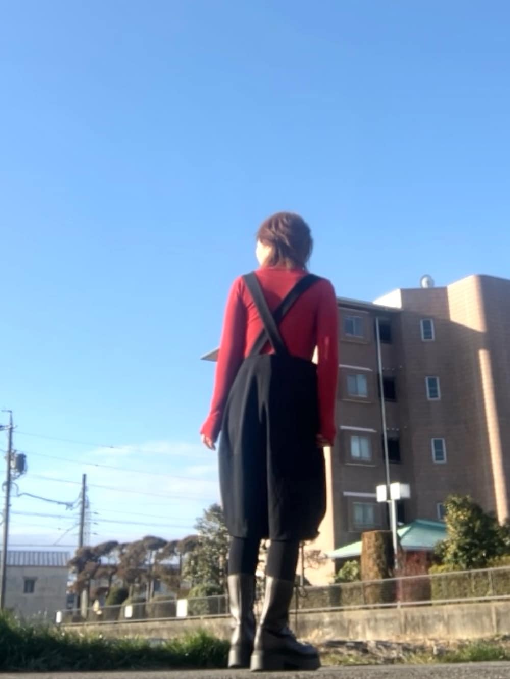 ブラック系のジャケット/アウター、ブラック系のパンツ、ホワイト系のバッグを着用したレディースの冬コーディネートの3枚目の写真