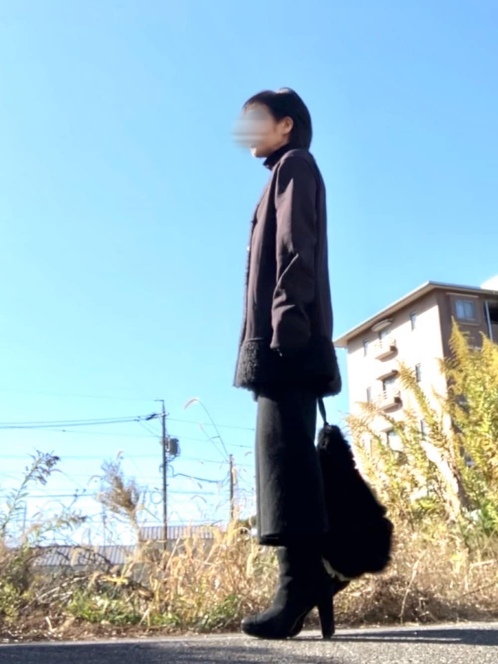 ブラック系のカーディガン/ボレロ、ブラック系のトートバッグを着用したレディースの冬コーディネートの3枚目の写真