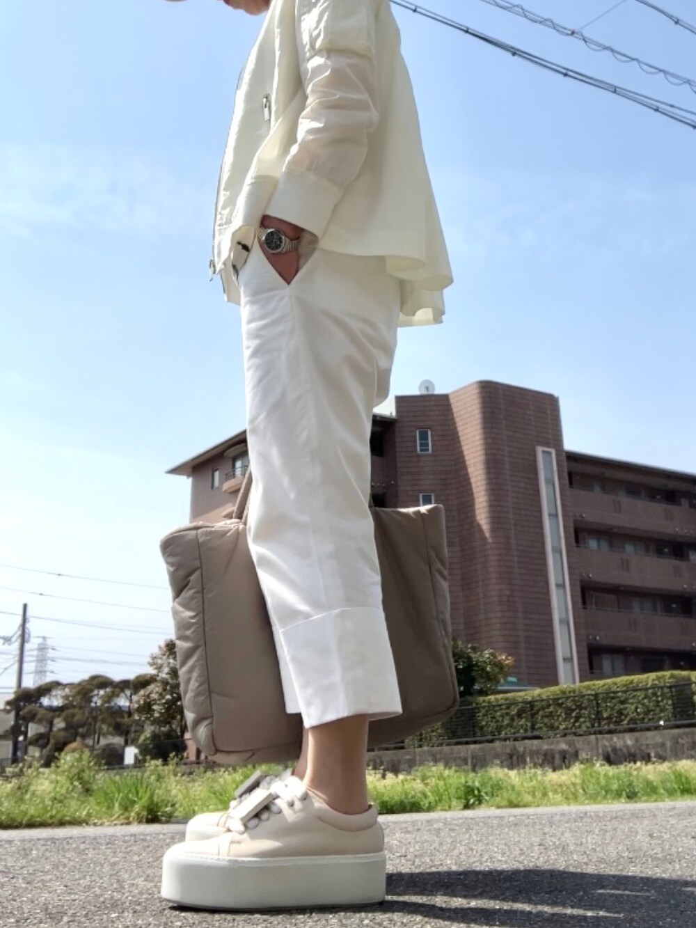 ホワイト系のMA-1、ホワイト系のTシャツ/カットソー、ホワイト系のパンツを着用したレディースの春コーディネートの4枚目の写真