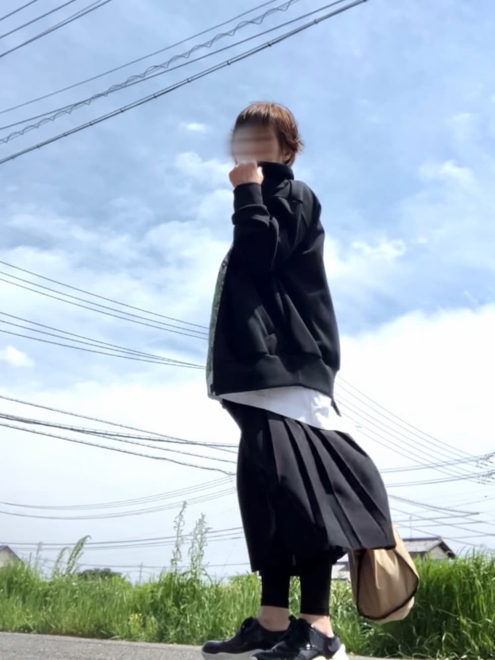 ブラック系のジャケット/アウター、ホワイト系のTシャツ/カットソー、ブラック系のスカートを着用したレディースの春コーディネートの3枚目の写真