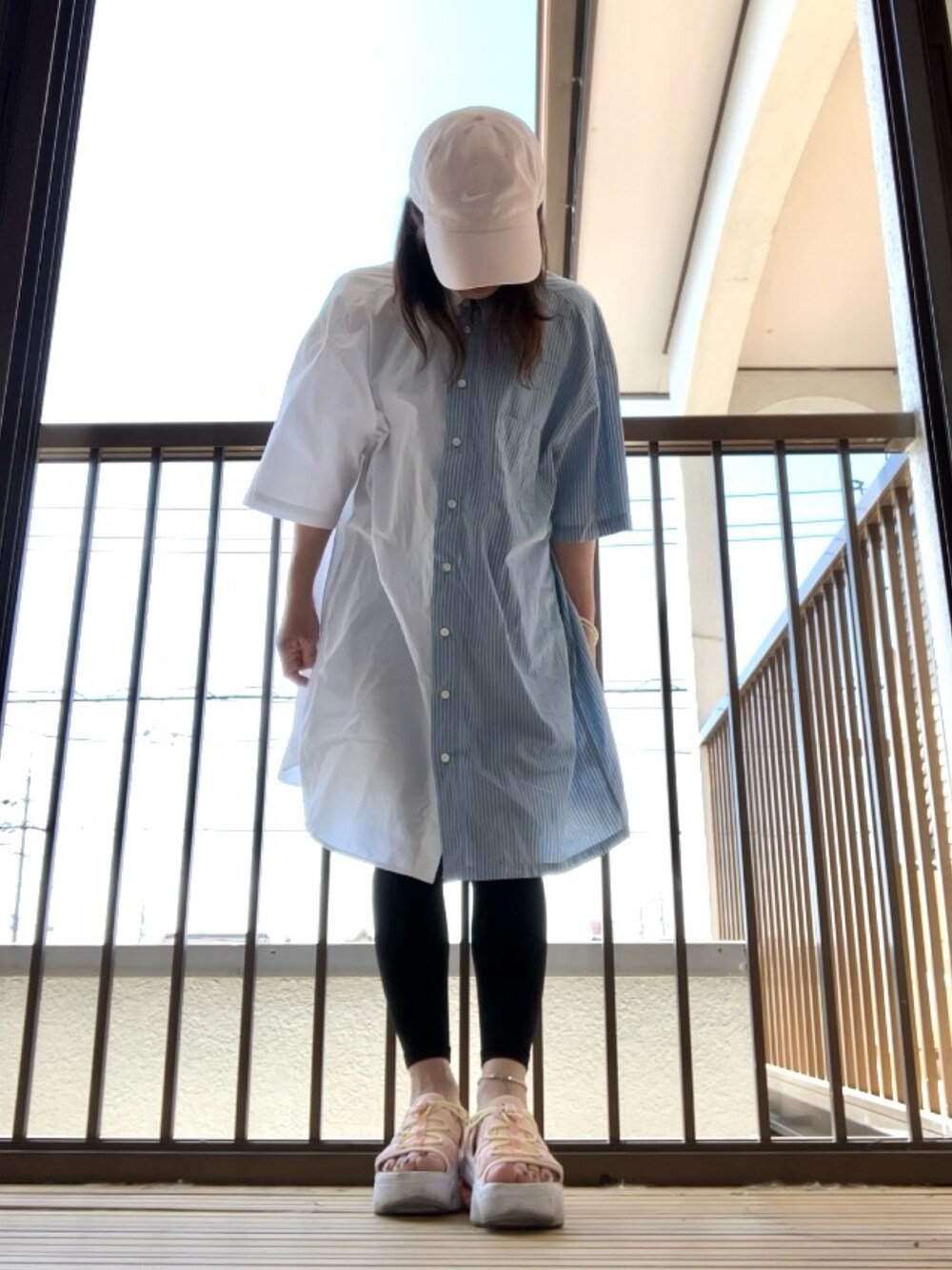 ホワイト系のシャツ/ブラウス、ピンク系のサンダル、ブラック系のレギンス/スパッツを着用したレディースの春コーディネートの2枚目の写真