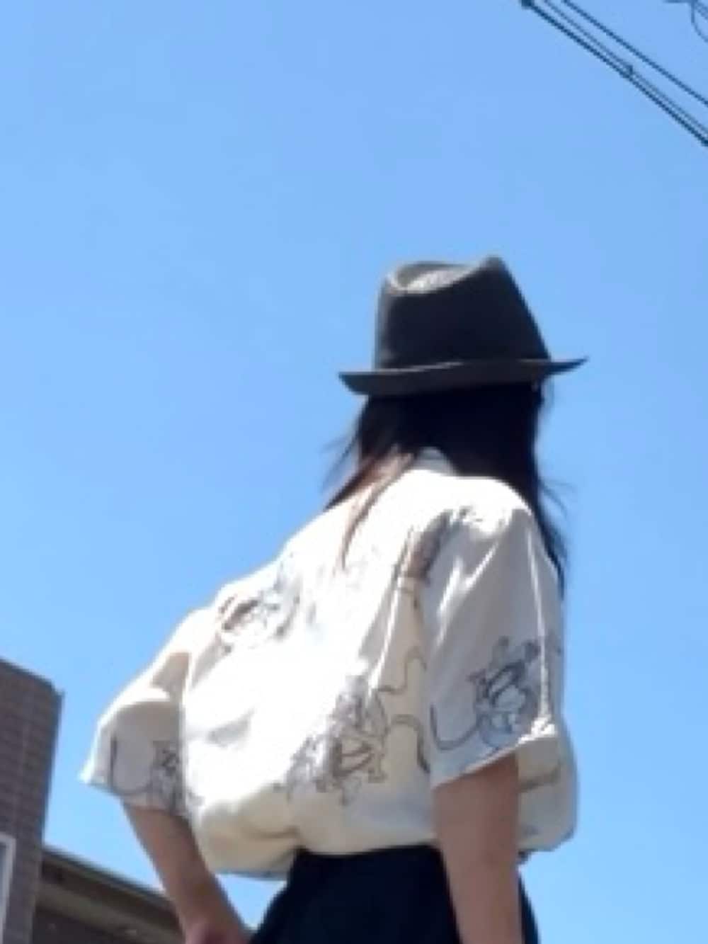ホワイト系のシャツ/ブラウス、ブラック系のパンツ、ベージュ系のスニーカーを着用したレディースの夏コーディネートの3枚目の写真
