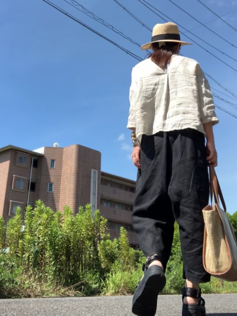 ベージュ系のシャツ/ブラウス、ブラック系のパンツ、ブラック系のサンダルを着用したレディースの夏コーディネートの3枚目の写真