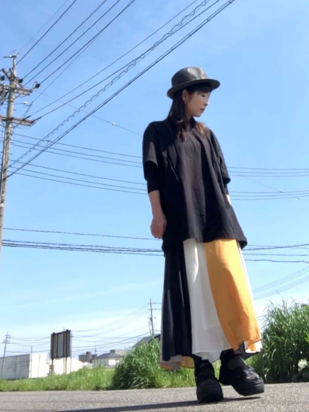 ブラック系のTシャツ/カットソー、その他のスカート、ブラック系のサンダルを着用したレディースの春コーディネートの2枚目の写真