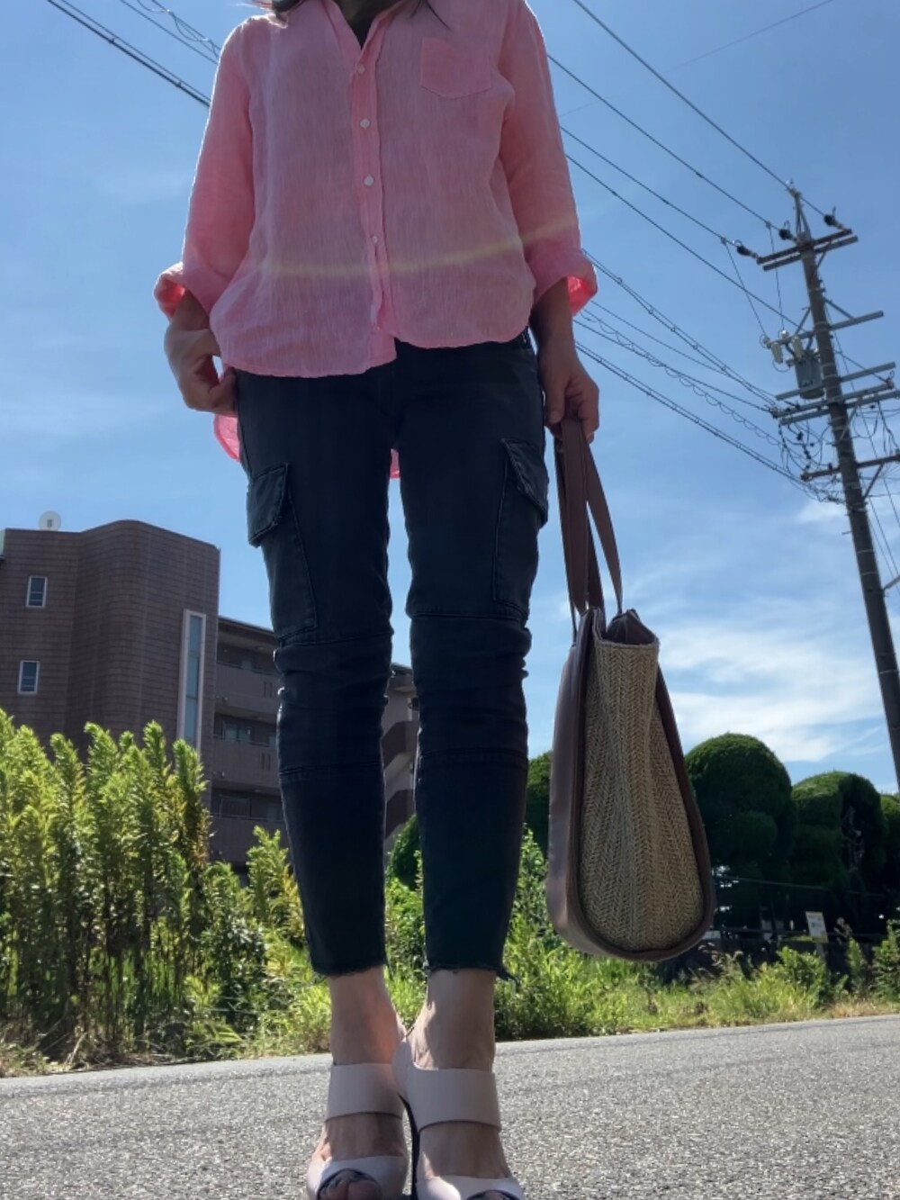 レッド系のシャツ/ブラウス、ブラック系のカーゴパンツ、ピンク系のパンプスを着用したレディースの秋コーディネートの4枚目の写真