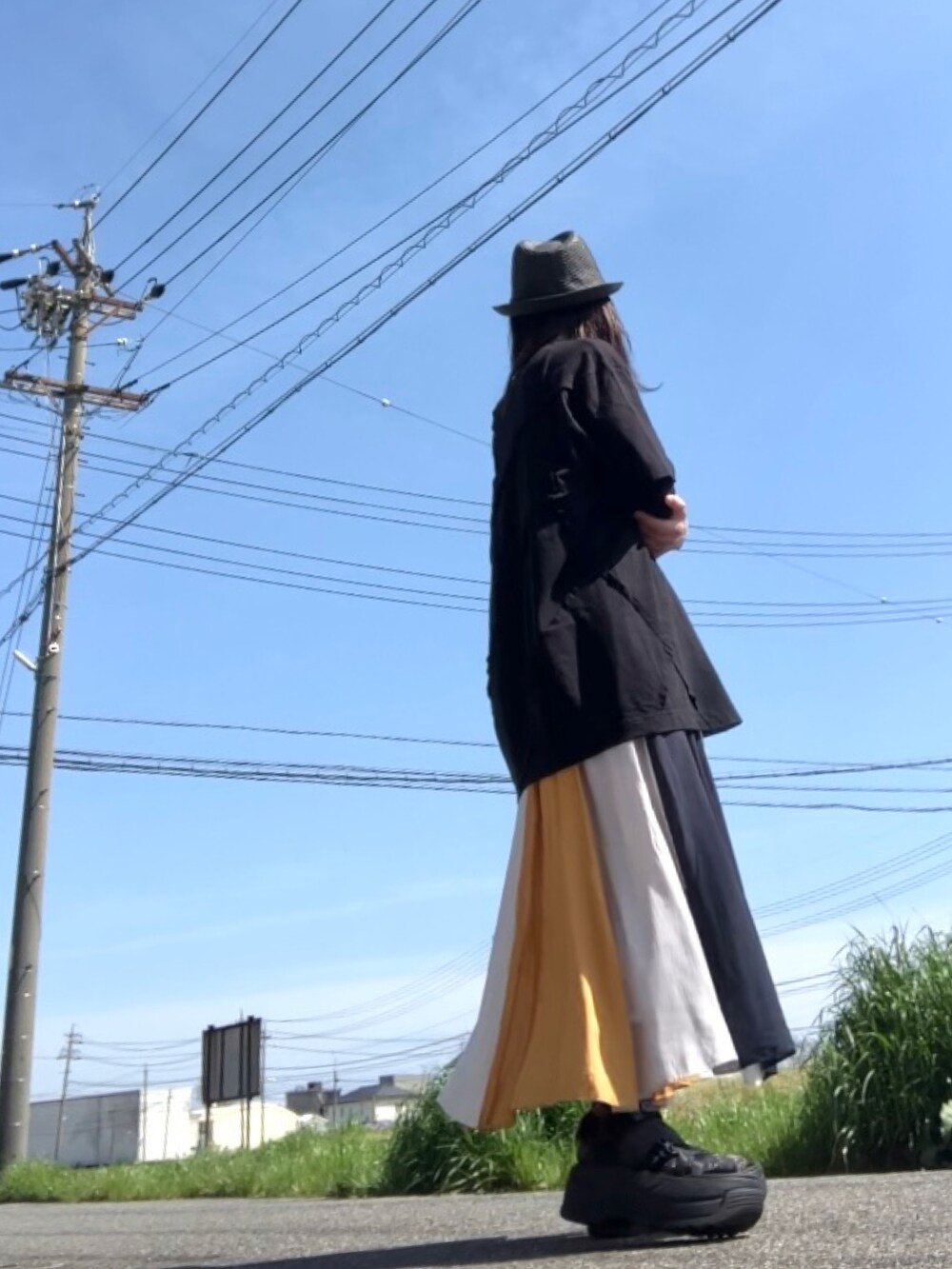 ブラック系のTシャツ/カットソー、その他のスカート、ブラック系のサンダルを着用したレディースの春コーディネートの3枚目の写真
