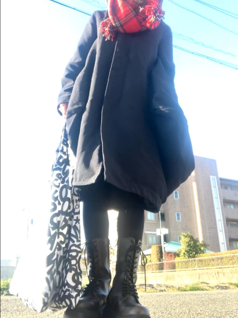 ブラック系のジャケット/アウター、ブラック系のパンツ、ホワイト系のバッグを着用したレディースの冬コーディネートの5枚目の写真