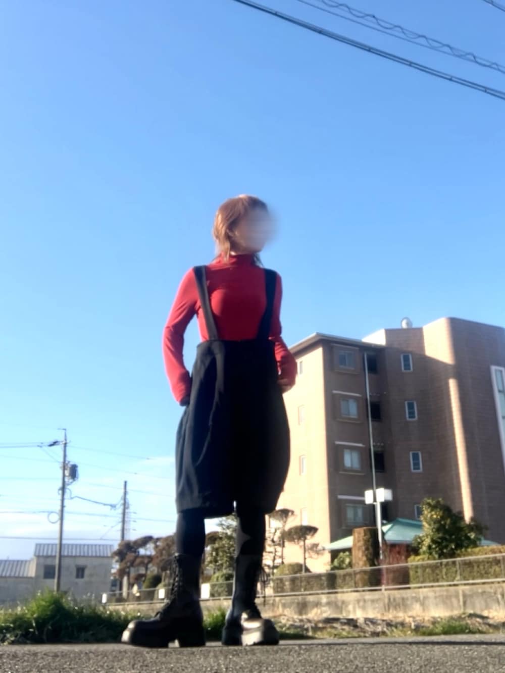 ブラック系のジャケット/アウター、ブラック系のパンツ、ホワイト系のバッグを着用したレディースの冬コーディネートの2枚目の写真