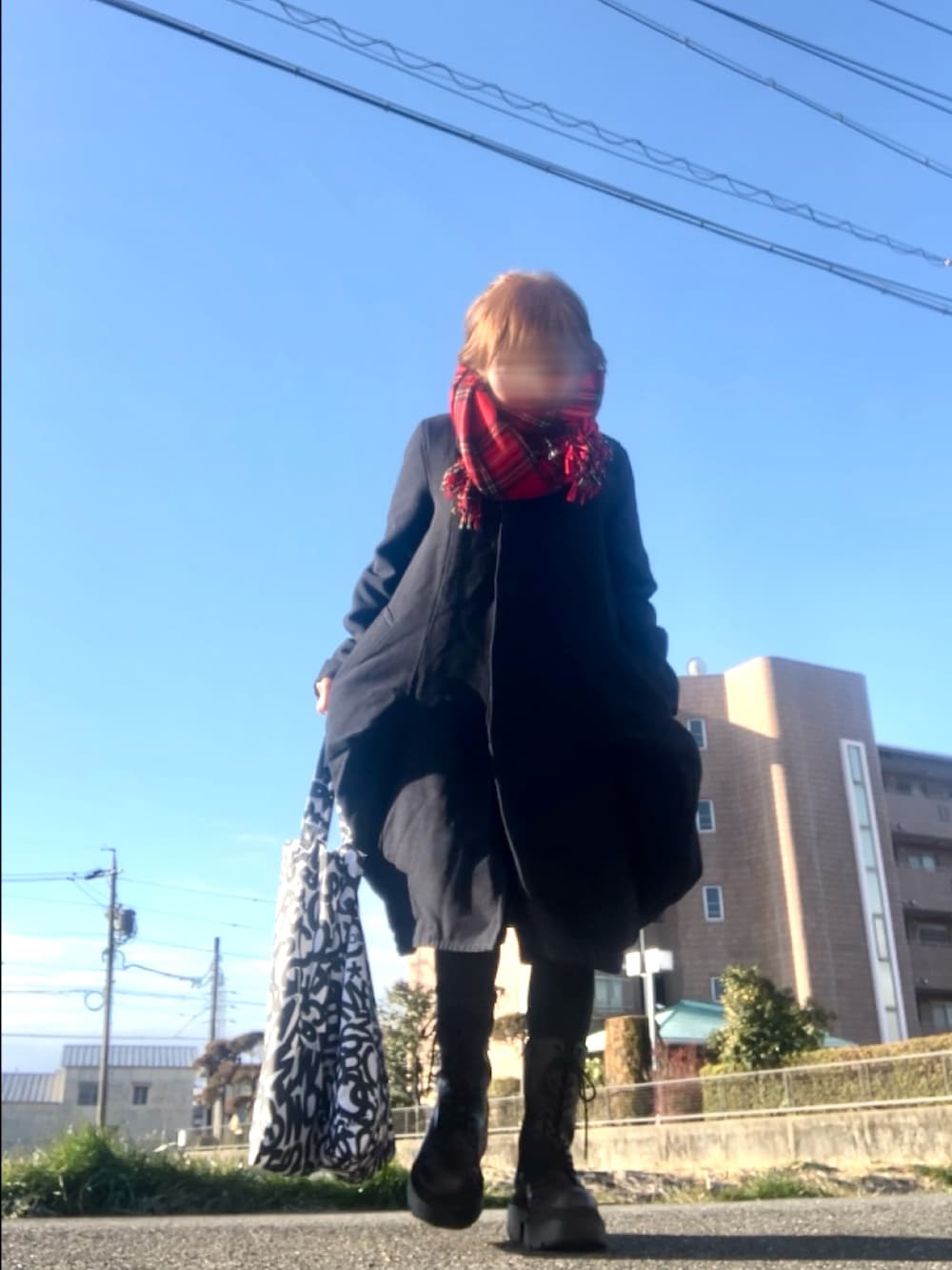 ブラック系のジャケット/アウター、ブラック系のパンツ、ホワイト系のバッグを着用したレディースの冬コーディネートの4枚目の写真