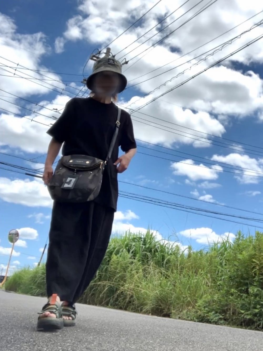 グリーン系のサンダル、ブラック系のTシャツ/カットソー、ブラック系のTシャツ/カットソーを着用したレディースの秋コーディネートの2枚目の写真