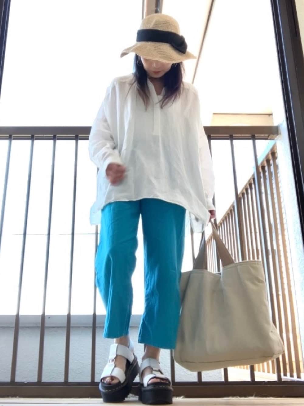 ホワイト系のシャツ/ブラウス、ブルー系のパンツ、ホワイト系のサンダルを着用したレディースの夏コーディネートの2枚目の写真